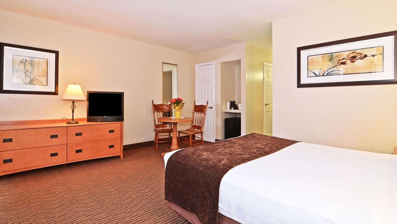Days Inn By Wyndham Birch Run Extérieur photo