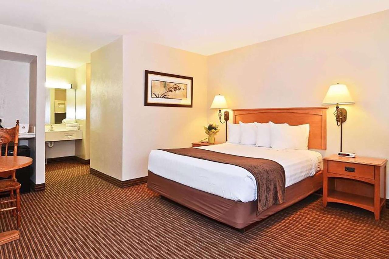 Days Inn By Wyndham Birch Run Extérieur photo
