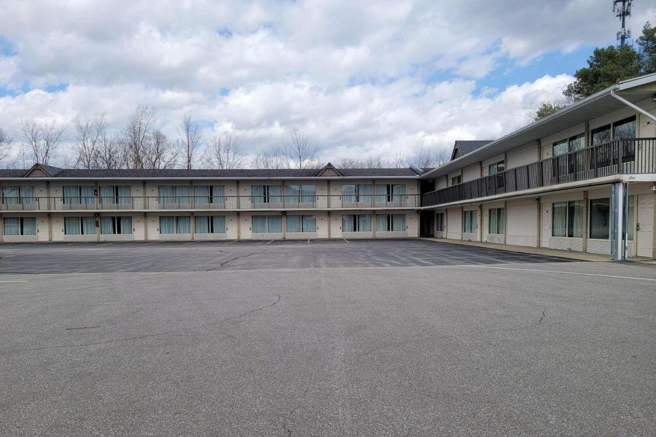 Days Inn By Wyndham Birch Run Extérieur photo
