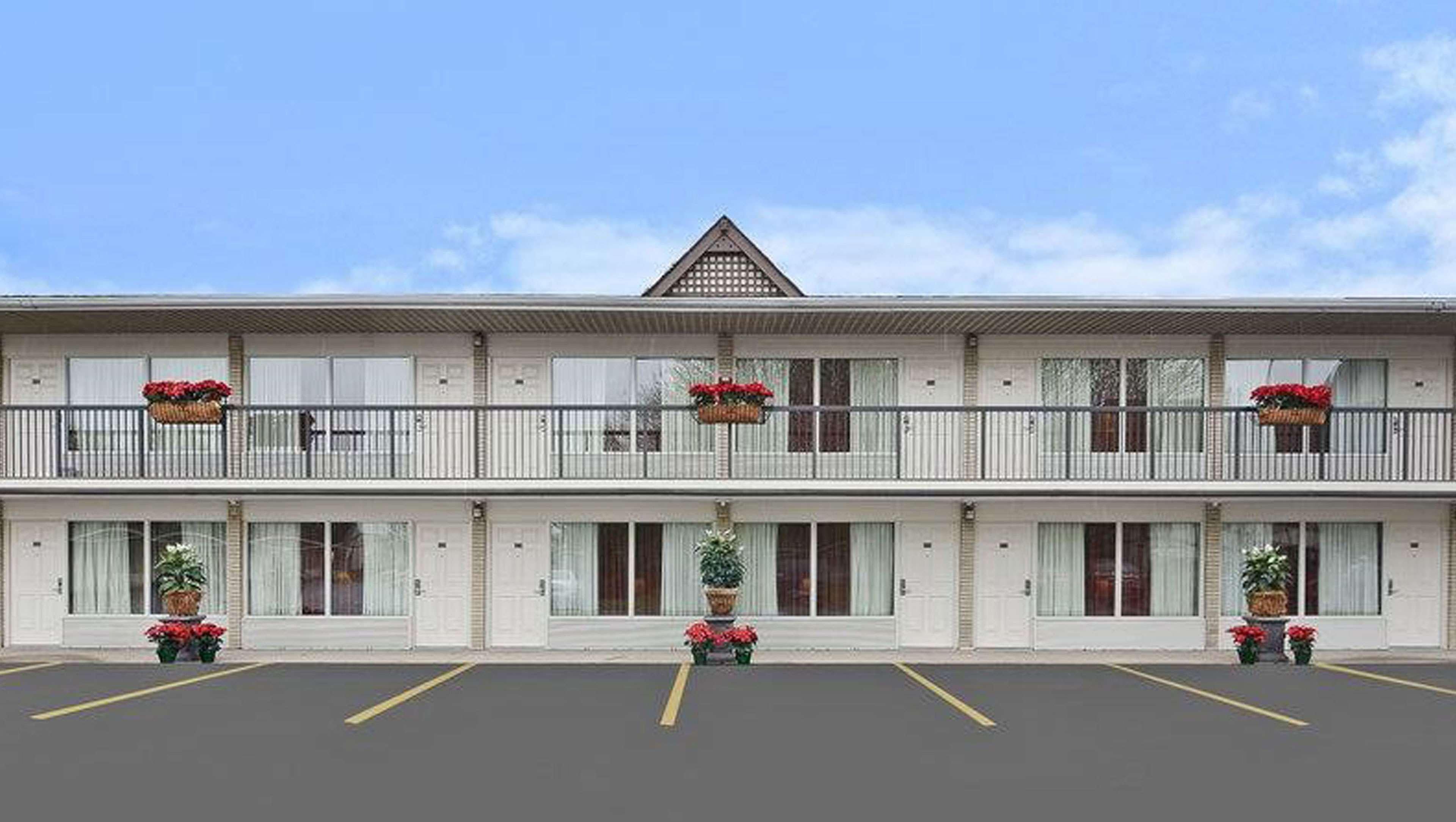 Days Inn By Wyndham Birch Run Extérieur photo