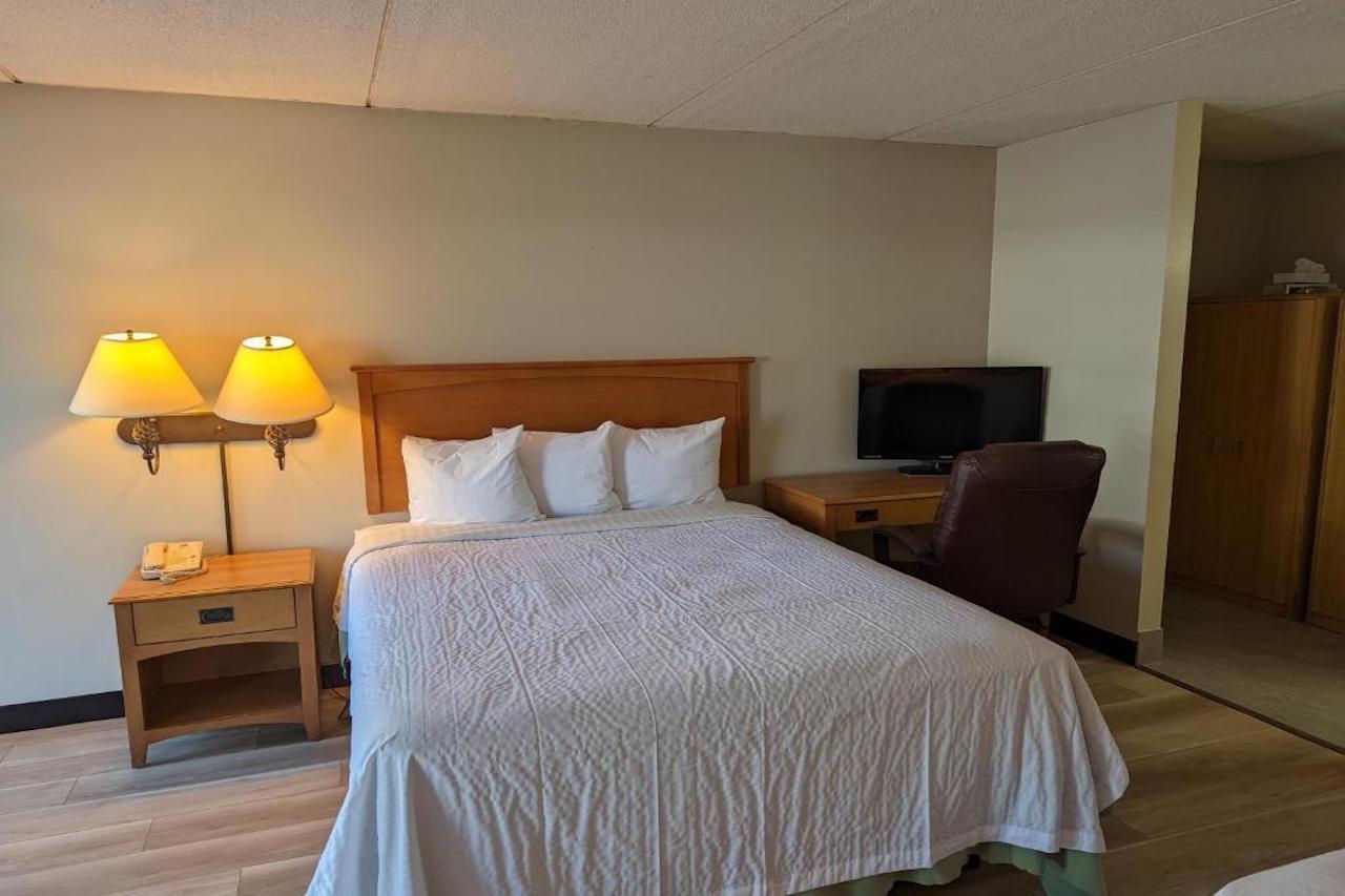 Days Inn By Wyndham Birch Run Extérieur photo