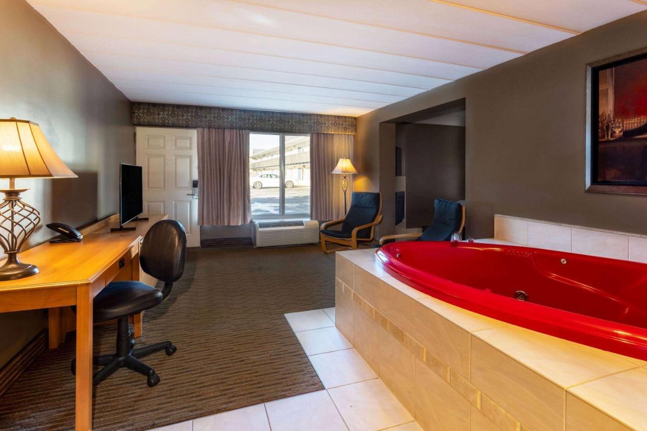 Days Inn By Wyndham Birch Run Extérieur photo