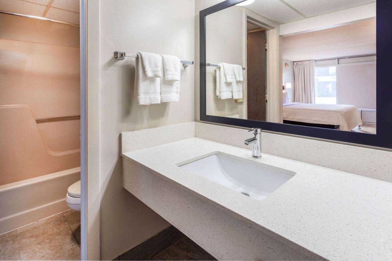 Days Inn By Wyndham Birch Run Extérieur photo