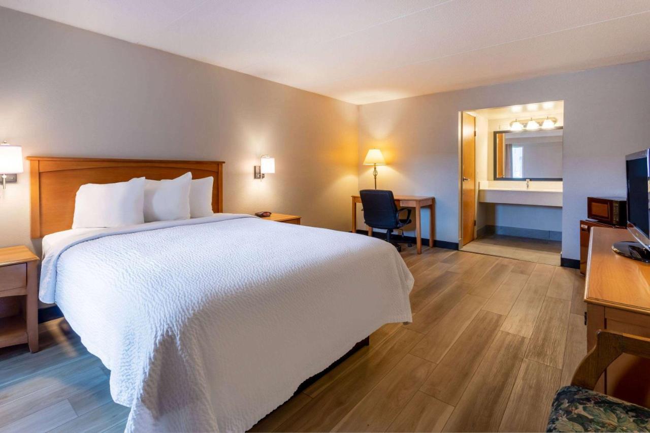 Days Inn By Wyndham Birch Run Extérieur photo