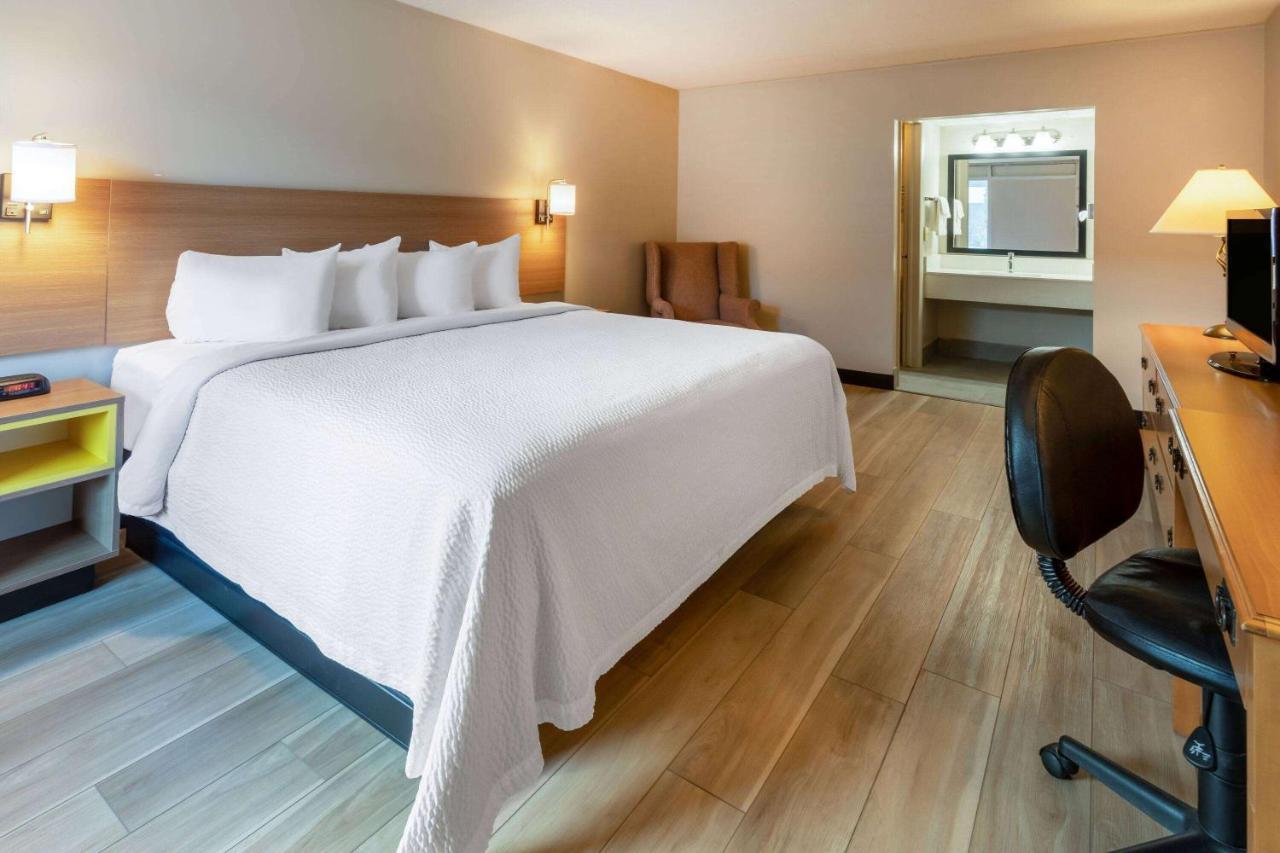 Days Inn By Wyndham Birch Run Extérieur photo