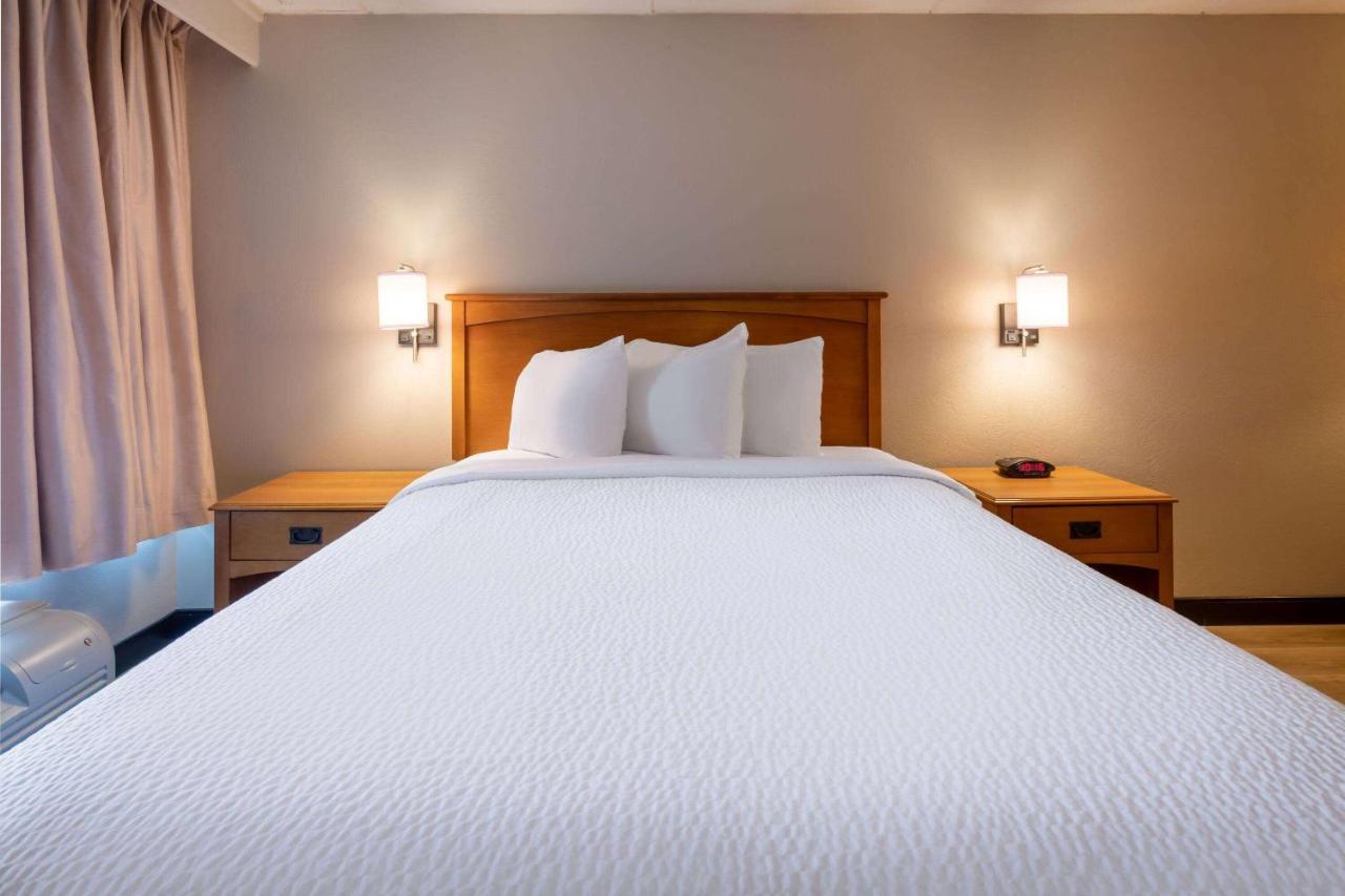 Days Inn By Wyndham Birch Run Extérieur photo