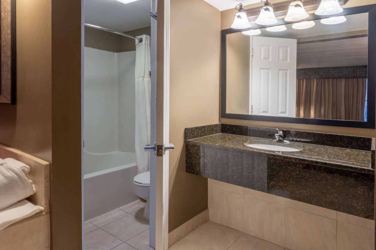 Days Inn By Wyndham Birch Run Extérieur photo